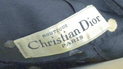 null CHRISTIAN DIOR BOUTIQUE: ROBE DE COCKTAIL en soie noire brodée de pois blancs,...