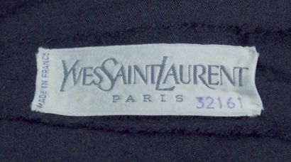 null YVES SAINT LAURENT PARIS, Haute Couture : CAPE en flanelle noire. Numérotée...