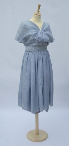 null CHRISTIAN DIOR NEW YORK : ROBE en organdi bleu clair à pois blancs avec sa ceinture....