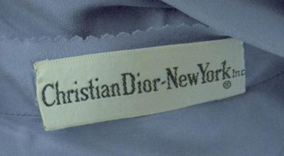 null CHRISTIAN DIOR NEW YORK : ROBE en organdi bleu clair à pois blancs avec sa ceinture....