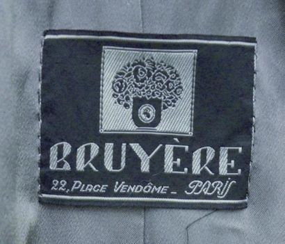 null BRUYERE, 22, place Vendôme, Paris : MANTEAU en velours côtelé vert, deux boutons...