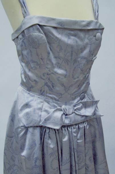 null HUBERT DE GIVENCHY, Paris : ROBE de BAL en satin duchesse bleu-ciel impression...