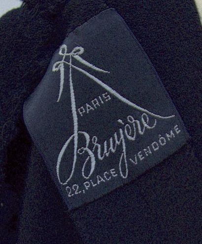 null BRUYERE, 22, place Vendôme, Paris : ROBE TAILLEUR en lainage noir. Vers 194...