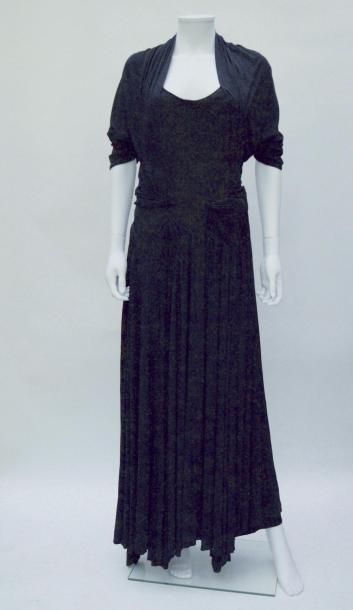 null MARCELLE ALIX : ROBE longue en jersey noir drapé. Vers 1938.