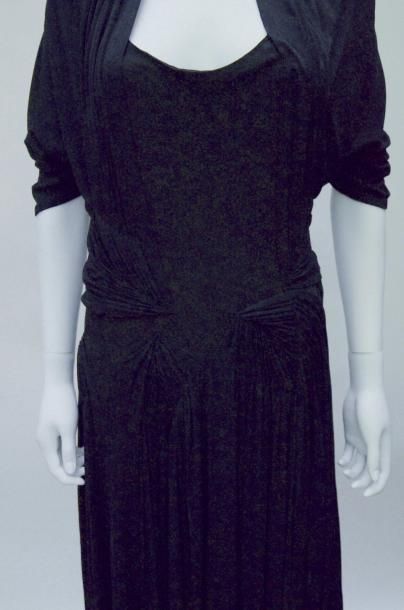 null MARCELLE ALIX : ROBE longue en jersey noir drapé. Vers 1938.