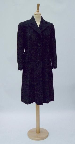 null REDFERN : MANTEAU en crêpe de laine noir soutaché. Années 1940. (Accidents à...