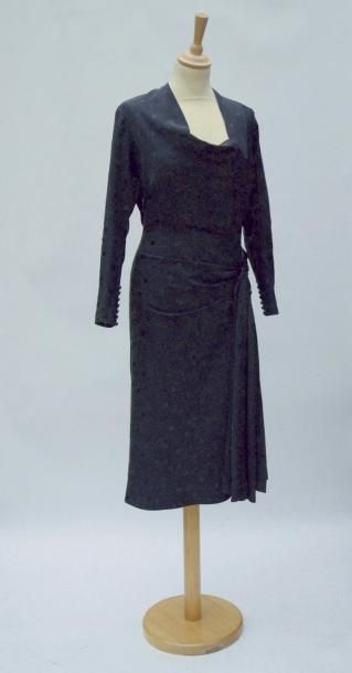 null LUCIEN LELONG : ROBE de COCKTAIL en soie façonnée noire à pois Vers 1947.