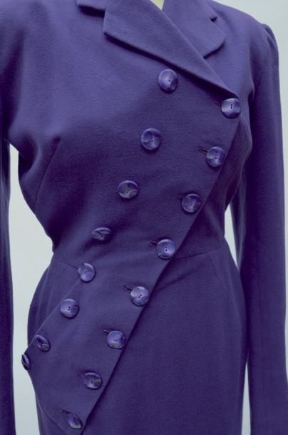null LUCIEN LELONG : ROBE en lainage violet à double boutonnage. Vers 1947.

(Quelques...