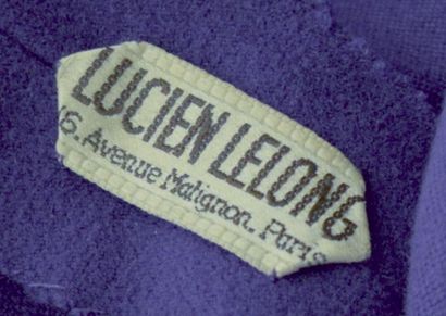 null LUCIEN LELONG : ROBE en lainage violet à double boutonnage. Vers 1947.

(Quelques...