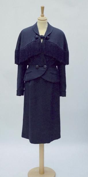 null BALENCIAGA, adaptation: Dan Millstein design : TAILLEUR TROIS PIECES : cape,...