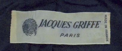 null JACQUES GRIFFE : MANTEAU en lainage bordeaux, boutons spirales. Vers 1958.