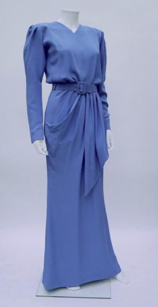 null YVES SAINT LAURENT, Haute Couture : ROBE du DEFILE 1983 en crêpe marocain bleu-roi...