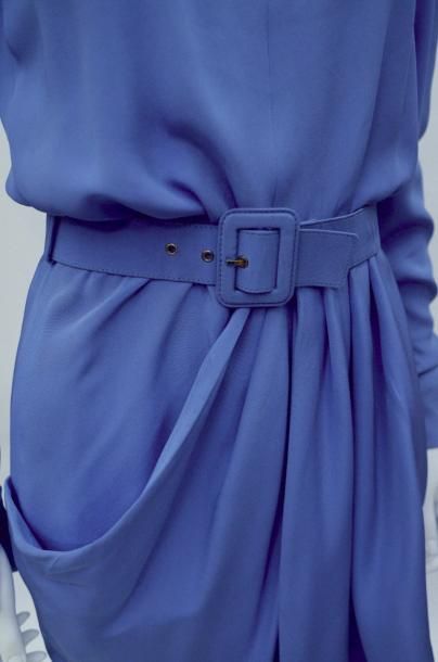 null YVES SAINT LAURENT, Haute Couture : ROBE du DEFILE 1983 en crêpe marocain bleu-roi...
