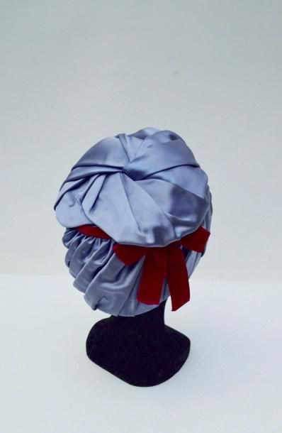 null ROSE VALOIS: CHAPEAU TURBAN en soie bleue au ruban violine (dans sa boite)