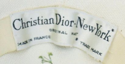 null CHRISTIAN DIOR - New York, Original Hat. Chapeau en paille fine tressée blanc,...