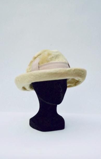 null CHRISTIAN DIOR CHAPEAUX Paris-New York: chapeau en taupé beige. Vers 1960.