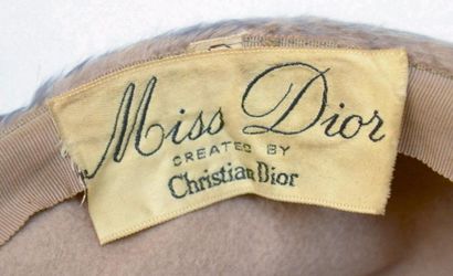 null MISS DIOR by Christian Dior: CHAPEAU toque en peluche gris souris. Vers 196...
