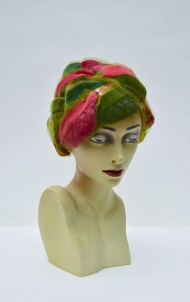 null CHRISTIAN DIOR CHAPEAUX Paris-New York: TURBAN en plumes multicolores, rubans...