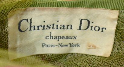 null CHRISTIAN DIOR CHAPEAUX Paris-New York: TURBAN en plumes multicolores, rubans...