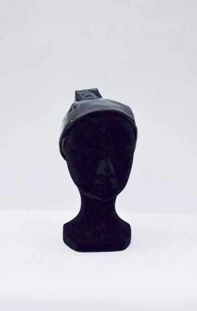 null CHRISTIAN DIOR (Licence chapeaux prototype: CD4132): PETIT CHAPEAU en ciré noir....