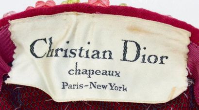 null CHRISTIAN DIOR CHAPEAUX Paris-New York: BERET en maille bordeaux brodée de perles...