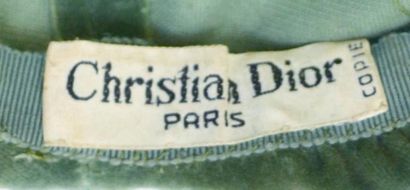null CHRISTIAN DIOR PARIS: BERET style renaissance en velours vert rebrodé de perles...