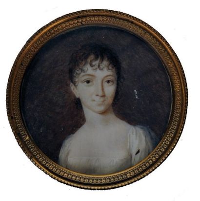 ÉCOLE FRANCAISE vers 1800 Portrait de femme au décolleté en buste Miniature ronde...