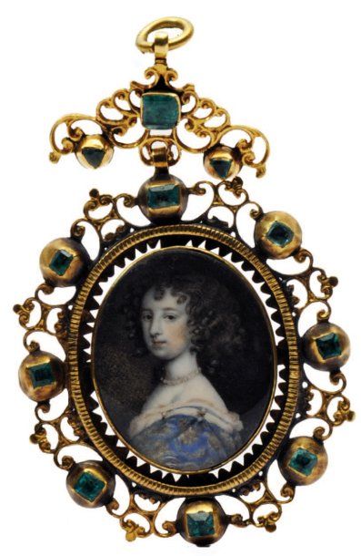 ÉCOLE ANGLAISE du XVIII° siècle Portrait de femme au collier de perles et à la robe...