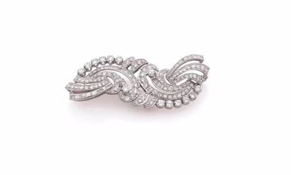 null DOUBLE CLIP DE REVERS en or gris (750‰) formant des volutes ornée de diamants...