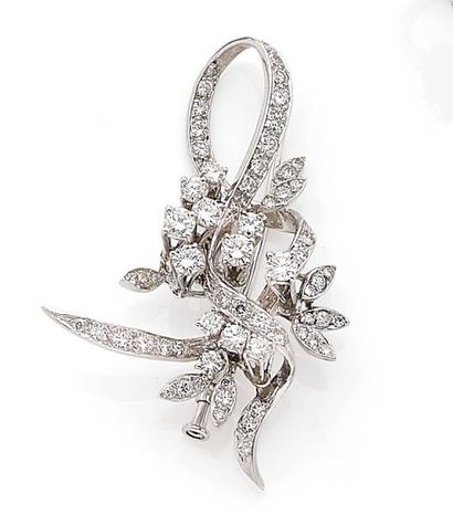 null CLIP DE REVERS en or gris (750‰), et diamants en forme d'un bouquet de fleurs...
