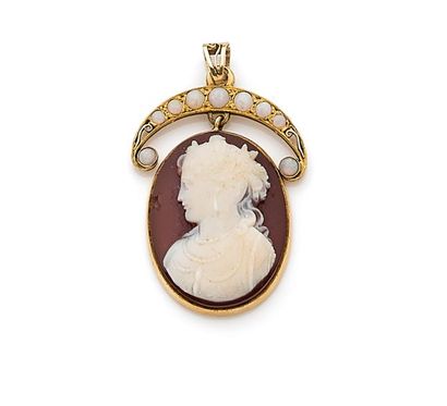 null PENDENTIF en or (750‰) orné d’un camée agate figurant un portrait d’élégante...