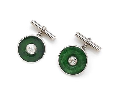 null Paire de BOUTONS DE MANCHETTE en or gris (750‰), ornée d’un disque de jade et...