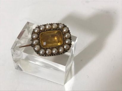 null BROCHE miniature en or (750 ‰) ornée d’une citrine facettée dans un entourage...