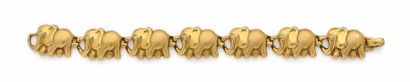 null BRACELET en or (750‰) à décor de maillons articulés formant une farandole d’éléphants,...
