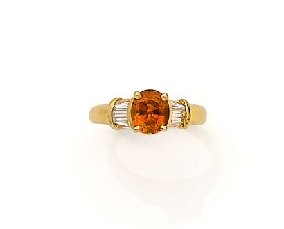 null BAGUE en or (750‰), ornée d'un saphir orange ovale facetté en serti griffe,...