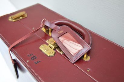 null HERMES: Valise en cuir rouge, clef et porte étiquette, monogrammée FBF ( légères...