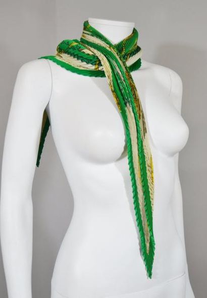 null HERMES: Deux foulards en soie plissée, l'un à fond vert et blanc "Etriers",...