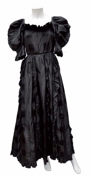null ANONYME: Robe longue en satin noir, manches bouffantes et volants.