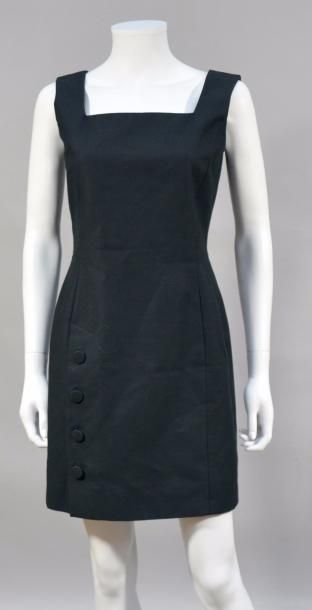null LOT comprenant: Ines de La Fressange: une petite robe noire sans manche en piqué...