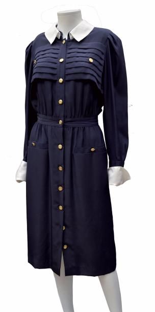 null Guy LAROCHE Boutique. Tailleur jupe bleu. Taille 40, GUY LAROCHE BOUTIQUE. Robe...