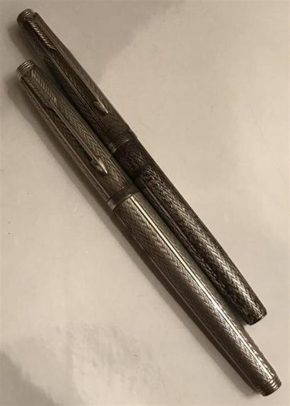 null PARKER. Réunion d'un stylo plume et d'un stylo bille en argent ; 112,5 cm ;...