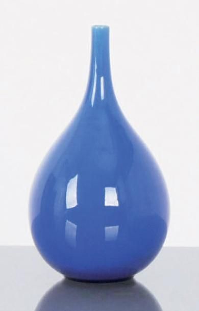 Carl Harry STALHANE (1920-1990) VASE en céramique émaillée bleue de forme goutte
Signé....
