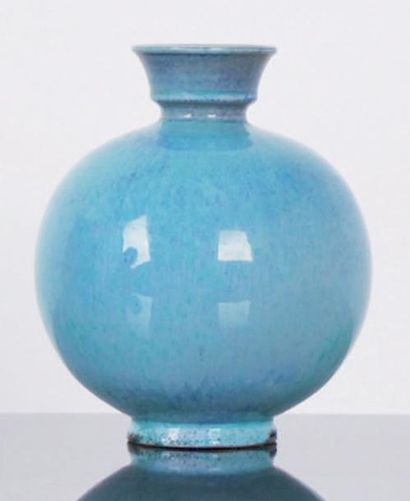 BERNDT FRIBERG (1899-1981) VASE boule en céramique émaillée bleu de forme circulaire,...
