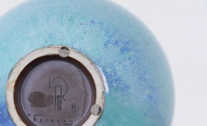 BERNDT FRIBERG (1899-1981) VASE boule en céramique émaillée bleu de forme circulaire,...