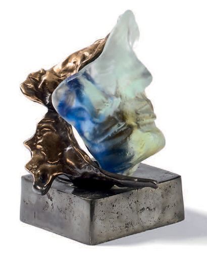LOHE Yves (né en 1947) Lampe sculpture

Pâte de verre soufflé bleu et vert à profil...
