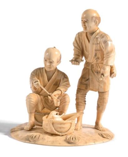JAPON vers 1900 OKIMONO en ivoire sculpté représentant les marchands de légumes
Signé...