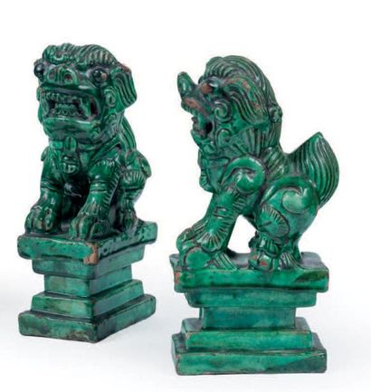 CHINE - Epoque MING (1368 – 1644) PAIRE de CHIMERES en grès émaillé vert, assises...