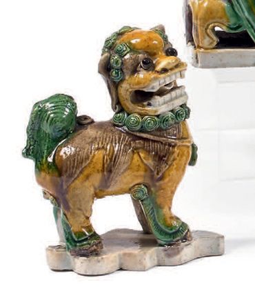CHINE – fin du XIXème siècle PAIRE de CHIENS de FO en porcelaine polychrome brun,...