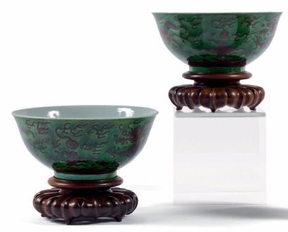 CHINE - XIXème siècle Deux BOLS en porcelaine à fond vert et manganèse à décor de...