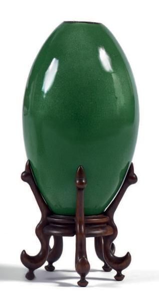 CHINE – fin du XIXème siècle Petit VASE ovoïde en porcelaine verte.

Porte l'étiquette...